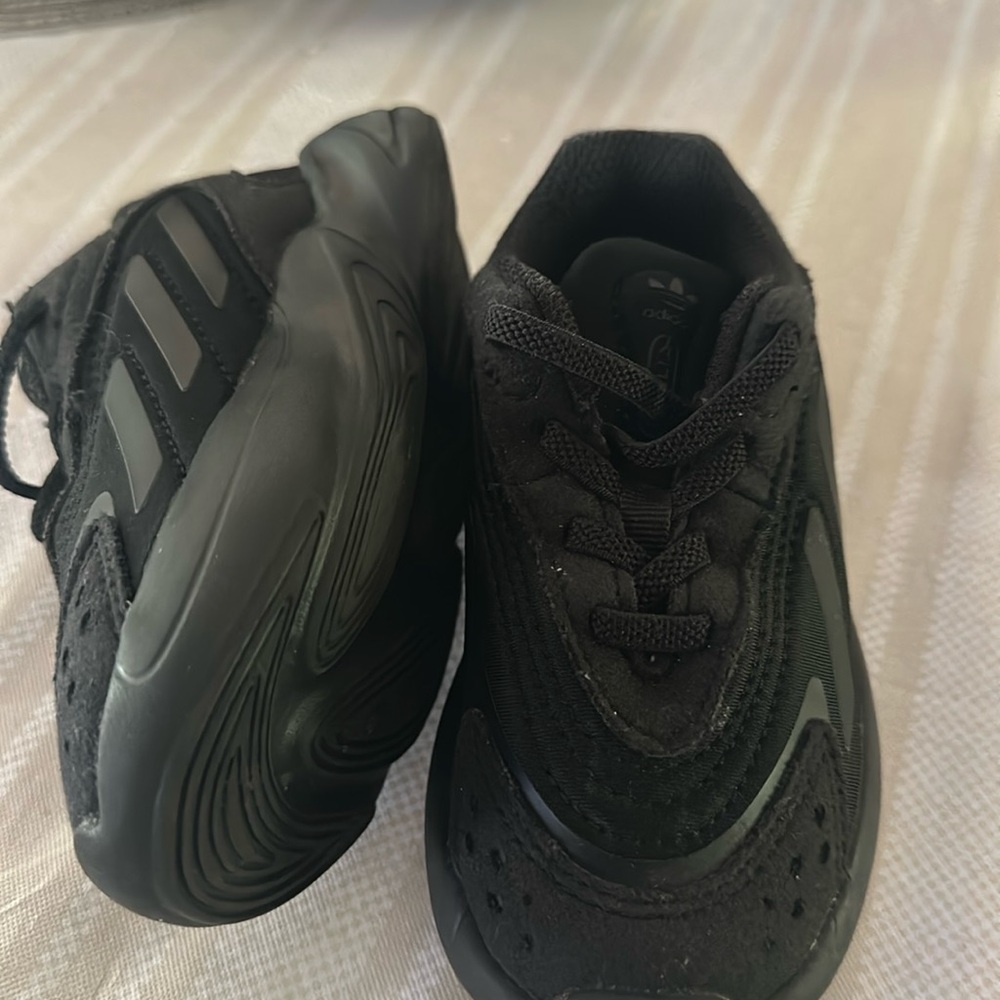 Black adidas size 7k like new